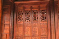 Bí quyết lựa chọn mẫu cửa bức bàn đẹp cho nhà gỗ truyền thống